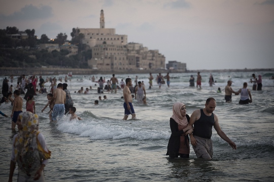 משפחות פלסטיניות מהגדה המערבית רוחצות בים של יפו, רמדאן 2013 (אורן זיו / אקטיבסטילס)