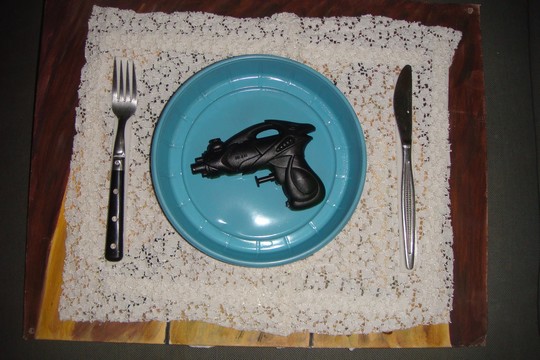 האקדח על שולחן מטבח  (יצירה וצילום: שני מזלי)
