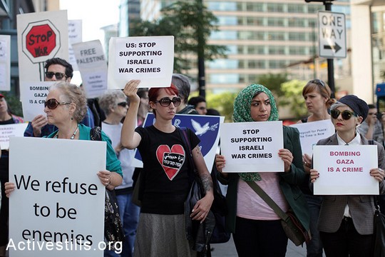 הפגנה מול הקונסוליה הישראלית בשיקגו נגד המתקפה הישראלית בעזה (אקטיבסטילס)