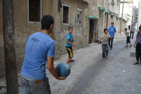 ילדים בעזה משחקים בכדור בין ההפגזות (צילום: אלכסנדר נבוקוב)