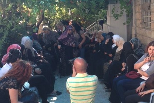 נשים בסוכת אבלים בבית משפחתו של מוחמד אבו ח'דיר (צילום: מעין דק)