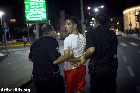 צעיר ממפגיני הימין מורחק על ידי שוטרים (צילום: אורן זיו/אקטיבסטילס)