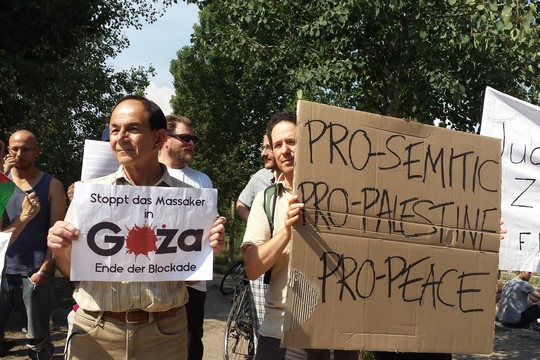 הפגנה פלסטינית ישראלית משותפת למען צדק בעזה. ברלין , יולי 2014. בשלטים כתוב: "פרו שמי פרו פלסטין פרו שלום", ו"די לטבח בעזה" (צילום: אינה מיכאלי)