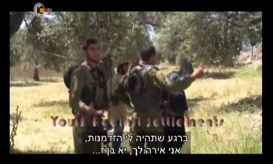 חיילים עונים לעיסא בסרטון שצילמו פעילי "צעירים נגד התנחלויות". צילום מסך מתוך התוכנית "המגזין", ערוץ 10