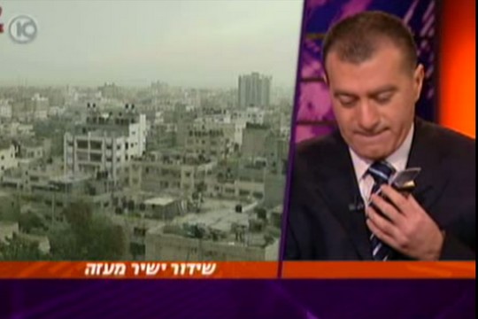 "הרגו את משפחתו בימים האחרונים... אני חושב שגם אני קצת נרגש". שלומי אלדר במהלך השיחה עם אבו אל-עייש. עופרת יצוקה (צילום מסך ערוץ 10)
