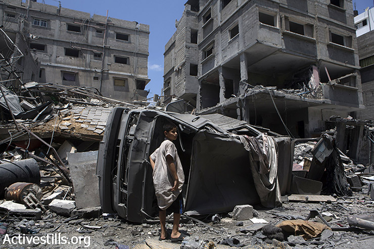 בתים בבית לאהיה לאחר ההפצצה הישראלית על בית משפחת רוזאנה, רצועת עזה, 2 באוגוסט, 2014. בתיהם של חמש משפחות נהרסו, מותירים 60 אנשים ללא קורת גג. (אן פאק / אקטיבסטליס)