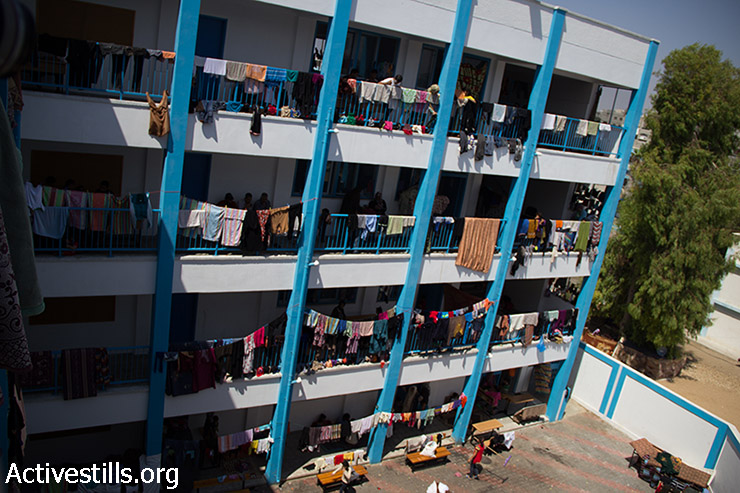 עקורים פלסטיניים שוהים בבית הספר של אונר"א, ביום הראשון של עיד אל פיטר, עזה, 28 ביולי, 2014. 83 בתי ספר של אונר"א הפכו למקלטים, כמו גם בתי חולים רבים בכל רחבי הרצועה. (באסל יאזורי / אקטיבסטילס)