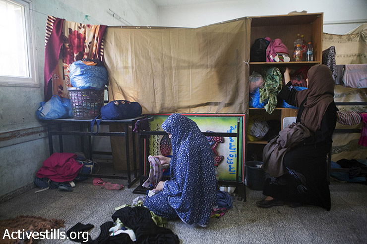  פלסטיניות שנמלטו מהתקפות ישראליות מוצאות מחסה בבית הספר הממשלתי פלוג'ה, מחנה הפליטים ג'בליה, 29 ביולי 2014. פלסטינים רבים נמלטו מבתיהם לילה לפני כן לאחר שקיבלו הוראה לעזוב.(אן פאק / אקטיבסטילס)