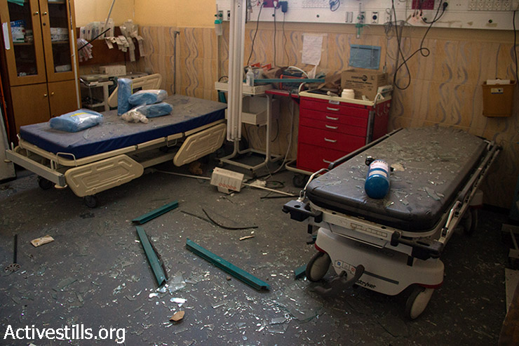 זכוכיות מנופצות מכסות את חדר בית החולים בבית חנון בעקבות הפצצה ישראלית, צפון רצועת עזה, 4 באוגוסט, 2014. (באסל יאזורי / אקטיבסטילס)