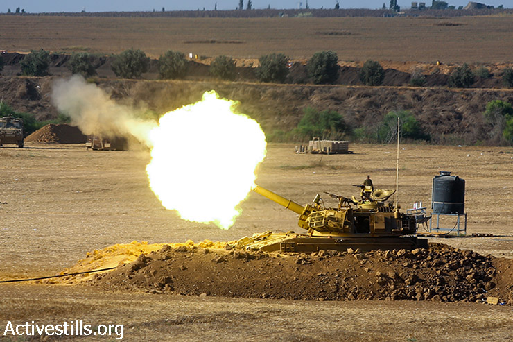 ארטילריה ישראלית יורה פגז לכיוון רצועת עזה סמוך לגבולה של ישראל עם רצועת עזה, 24 ביולי 2014. (יותם רונן / אקטיבסטילס)