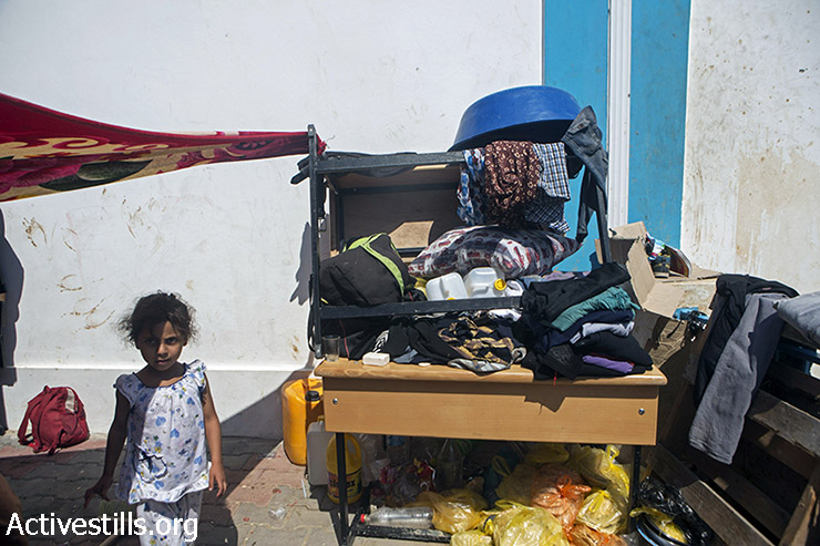 ילדה פלסטינית שוהה בבית ספר של אונר"א שהפך למקלט לעקורים, מחנה הפליטים ג'בליה, רצועת עזה, יולי 28, 2014. (אן פאק / אקטיבסטילס)