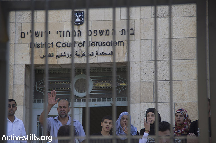 משפחתו של  מוחמד אבו ח׳אדר (16), שנחטף ממזרח ירושלים ב -2 ביולי ונשרף למוות, עומדת מחוץ לבית המשפט המחוזי בירושלים, לאחר דיון לשלושה מהחשודים הישראליים, 6 באוגוסט 2014. (פיאז אבו רמלה / אקטיבסטילס)