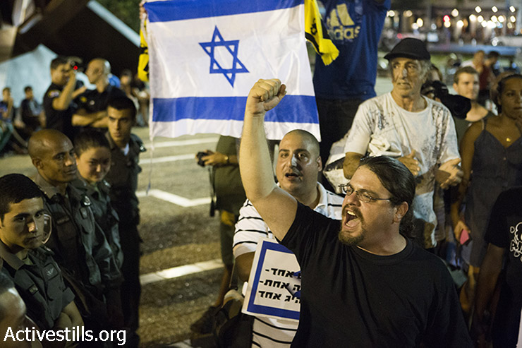 מפגיני ימין בודדים מול ההפגנה נגד המלחמה בכיכר רבין (קרן מנור / אקטיבסטילס)