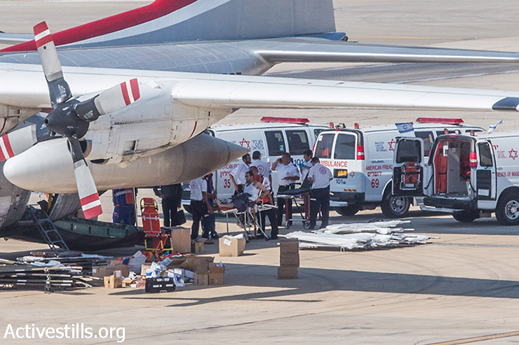 שמונה עשרה פלסטינים שנפצעו במהלך ההתקפה הישראלית על רצועת עזה מועלים על מטוס צבאי טורקי לשם קבלת טיפול רפואי בטורקיה, נמל התעופה בן גוריון, 13 באוגוסט 2014. (יותם רונן/אקטיבסטילס)