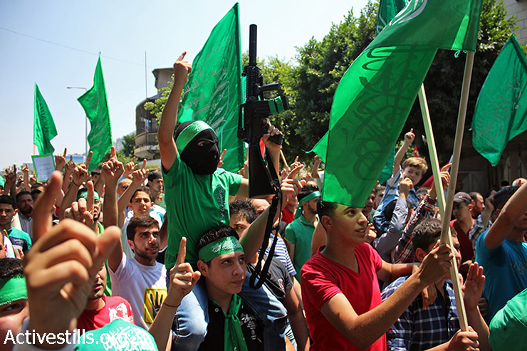 מפגינים בשכם מניפים דגלי חמאס בסולידריות עם עזה, 15 לאוגוסט, 2014. (אחמד אל באז/אקטיבסטילס)