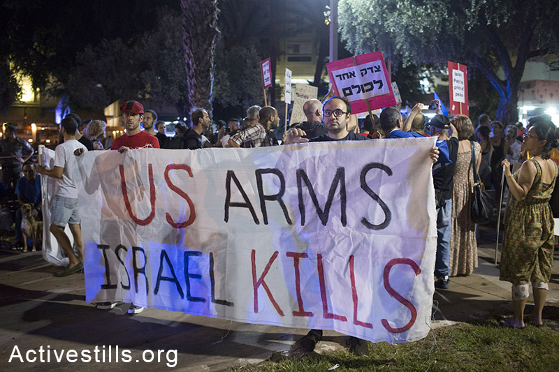 מפגינים נגד המתקפה על עזה, תל אביב, ה 23 לאוגוסט, 2014. (אורן זיו/אקטיבטילס)