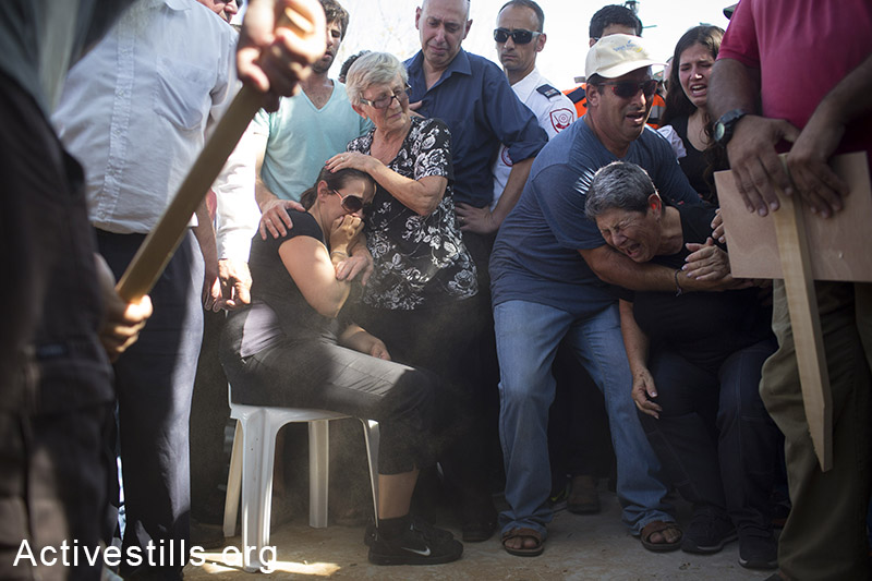 בני משפחתו של דניאל טרגרמן מתאבלים על קברו, ישראל, ה 24  לאוגוסט, 2014. (אורן זיו/אקטיבסטילס)