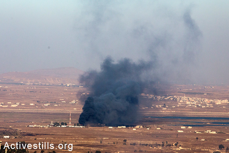 עשן נראה עולה מקונטרה, על גבול סוריה, בעקבות קרבות בין מורדים סוריים וכוחות באשר אל אסד, ה 27 לאוגוסט, 2014. (יותם רונן/אקטיבסטילס)