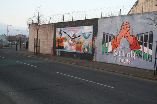 סולידריות צפון אירלנד - פלסטין וקריאה לשחרור אסירים על חומת הפרדה בבלפסט (חגי מטר)