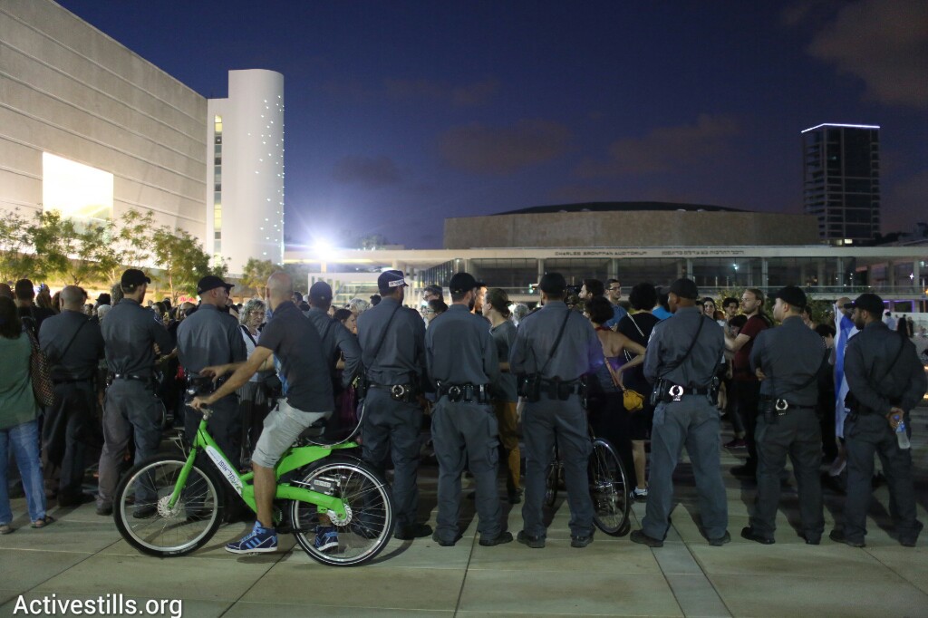 השוטרים נערכו לפיזור כבר בכיכר הבימה (אורן זיו / אקטיבסטילס)