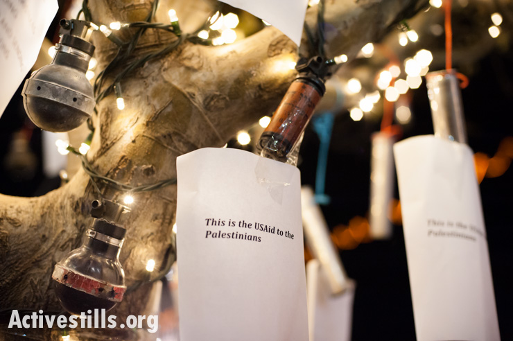 "זה הסיוע האמריקאי לפלסטינים". רימוני גז משומשים על עץ חג המולד בבית חם (ריאן רודריק ביילר / אקטיבסטילס)
