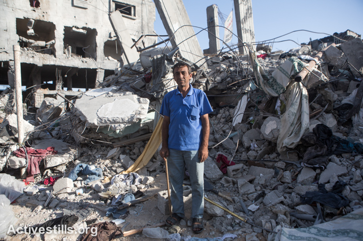 מהאר, תושב שג׳יעה, עומד לפני חורבות ביתו, באזור שהופצץ קשות על ידי כוחות ישראליים, ה-4 לספטמבר, 2014. (אקטיבסטילס)
