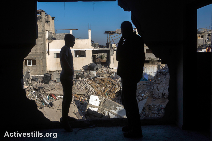 תושבים מסתכלים על ההרס, שכונת שג׳יעה, מזרח עזה, ה-5 לספטמבר, 2014. (אקטיבסטילס)