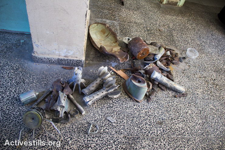 אוסף של חלקי פצצות ונשק ישראלי, שנותרו בבית הספר סובהי אבו-קראש, ונאספו על ידי התושבים, ה-4 לספטמבר, 2014. (אקטיבסטילס)