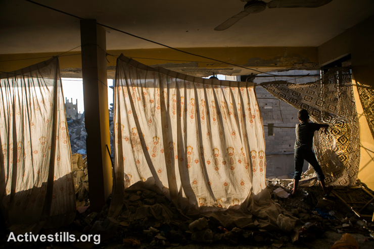 ילד פלסטיני מסתכל על ההריסות,  שכונת שג׳יעה, מזרח עזה, ה-4 לספטמבר 2014. (אקטיבסטילס)