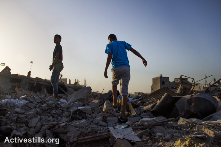 ילדים הולכים בין ההריסות, שכונת שג׳יעה, מזרח עזה,  ה-4 לספטמבר 2014. (אקטיבסטילס)