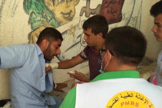 מפגין מקבל טיפול רפואי בהפגנה בוואדי פוכין (צילום: PSCC)