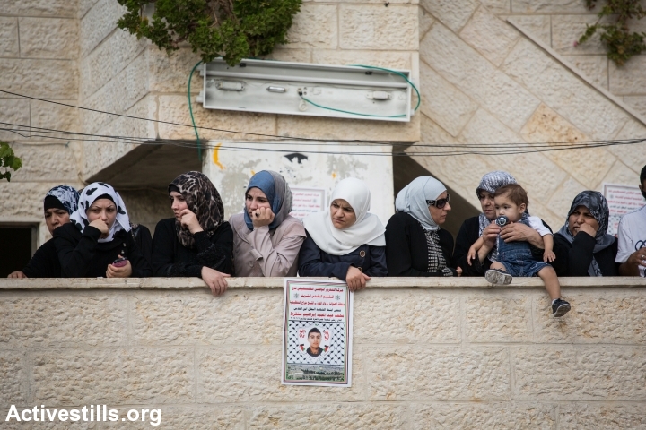 נשים מסתכלות על מסע הלוויתו של מוחמד סינוקרוט בואדי ג׳וז, מזרח ירושלים, ה-8 לספטמבר, 2014. (אורן זיו/אקטיבסטילס)