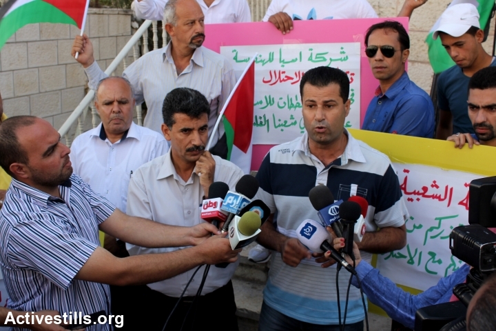 עבדאללה אבו רחמה מדבר במסיבת עיתונאים שנערכה לאחר הפעולה. (אחמד אל-באז/אקטיבסטילס)
