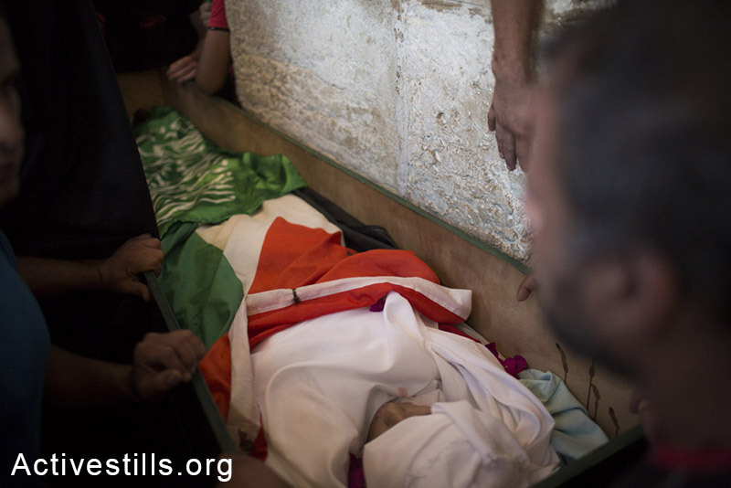 גופתו של מוחמד סינוקרוט מונחת לפני מסע הלוויתו, מזרח ירושלים, ה-8 לספטמבר, 2014. (אורן זיו/אקטיבסטילס)
