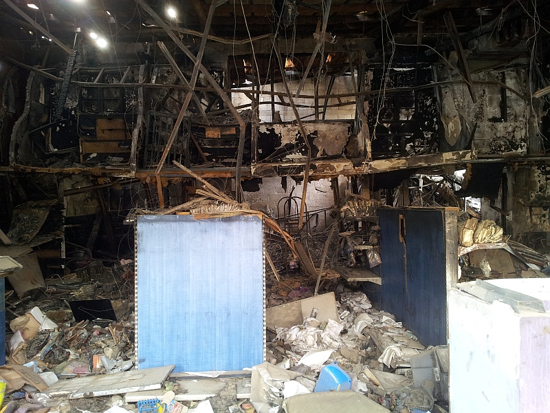 חנות שרופה בעיר העתיקה בבאר שבע. אין תקציב לפנות ההריסות (צילום: דני בלר)
