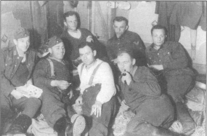 יעקב אינגרמן (הכי מימין) וחיילים גרמנים באוקראינה