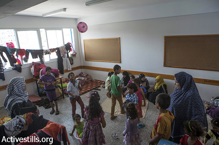 בתי ספר של אונר"א פתחו את שעריהם לכ- 289,000 פלסטינים עקורים, ללא כל מוכנות להתמודד עם מספרים כאלה. בתי הספר של אונר"א בעצמם הפכו למטרות בעת ששימשו מחסה לפליטי ההתקפה. בית הספר בבית חנון הופצץ ביום 24 ביולי (11 נהרגו ויותר מ -200 פצועים), בית הספר לבנות בג'באליה ביום 29 ביולי (15 מתים, מעל 100 פצועים), ובית הספר המכין ברפיח ב -3 באוגוסט (10 מתים). (אקטיבסטילס)