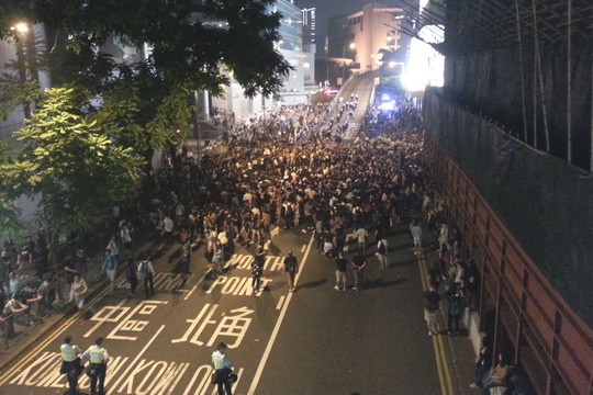 אלפי מפגינים מול מפקדת המשטרה בהונג קונג (צילום: אמנון לוטן)