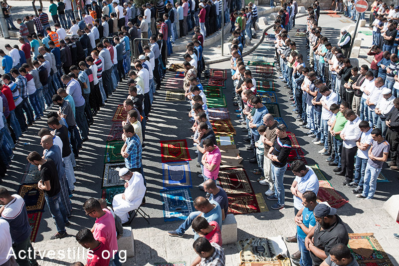 פלסטינים מתפללים מחוץ למסגד אל אקסה באזור ראס אל-עמוד בשל הגבלות הכניסה למתחם, מזרח ירושלים, 24 אוקטובר, 2014. (אקטיבסטילס)