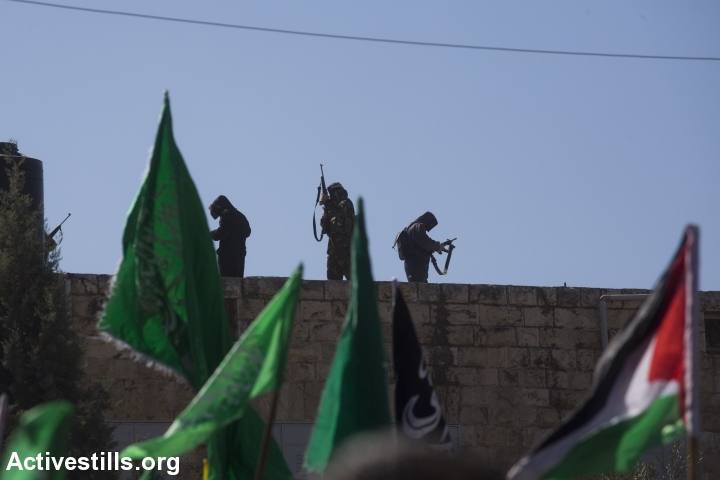 פלסטינים יורים באוויר במהלך הלוויתו של אורווה חאמד, סילוואד, הגדה מערבית, 26 אוקטובר, 2014. אורן זיו/אקטיבסטילס
