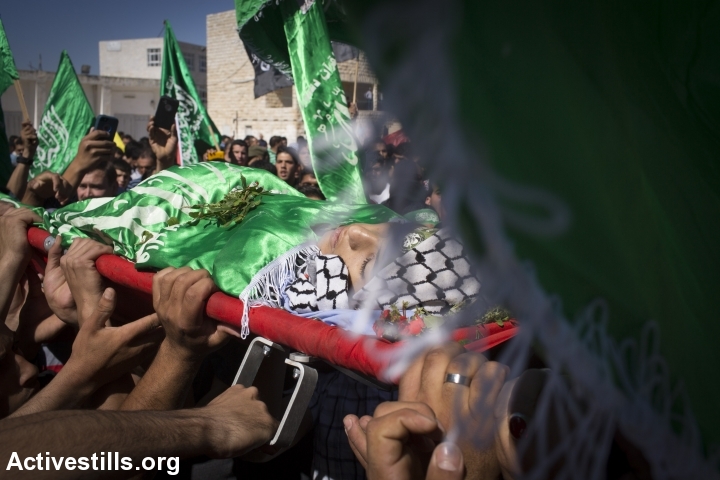 פלסטינים נושאים את גופתו של אורווה חאמד במהלך הלוויתו, סילוואד, הגדה מערבית, 26 אוקטובר, 2014. אורן זיו/אקטיבסטילס