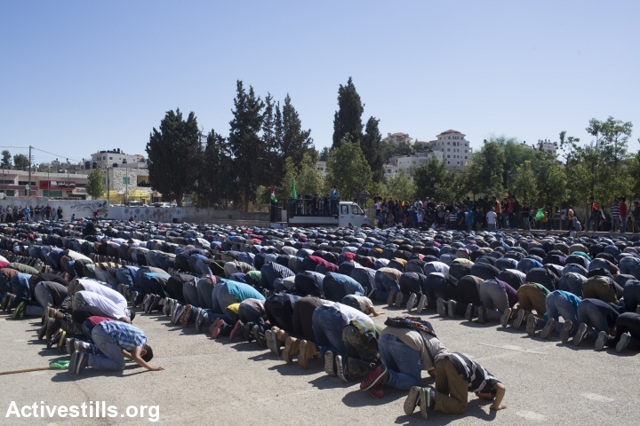 פלסטינים מן הכפר סילוואד מתפללים במהלך הלוויתו של אורווה חאמד, הגדה המערבית, 26 אוקטובר, 2014. אורן זיו/אקטיבסטילס