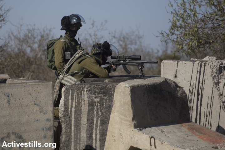 חיילים יורים על צעירים פלסטינים במהלך עימותים לאחר הלוויתו של אורווה חאמד, סילוואד, הגדה מערבית, 26 אוקטובר, 2014. אורן זיו/אקטיבסטילס