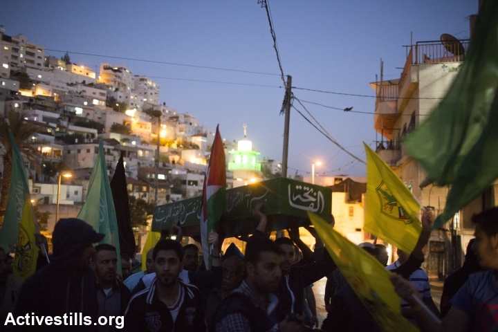 פלסטינים נושאים ארון דמה במהלך הלוויה סימבולית לעבד אל-רחמאן אל-שאלוודי, סילוואן, מזרח ירושלים, 26.10.2014. אורן זיו/אקטיבסטילס