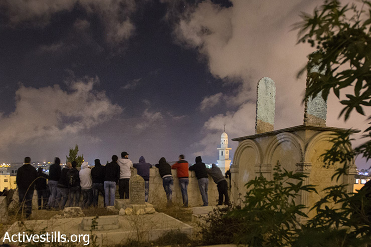 משפחה וחברים נאלצו לטפס על גדרות בית הקברות כדי להשתתף בלוייה (פיאז אבו-רמלה/אקטיבסטילס)