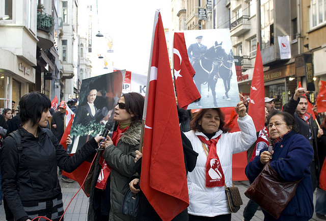 כמאלסטיות, ממשיכות דרכו של אטאתורכ, מפגינות באיסטנבול (DL Duncan CC BY-NC-ND 2.0)