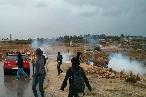 נבי סלאח. ירי גז מדמיע אל עבר התושבים המפגינים. צילום: סדף סונר