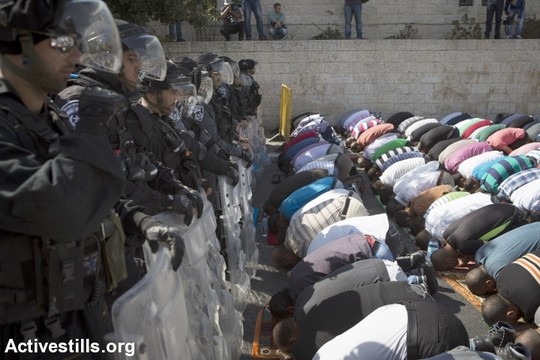מתפללים בוואדי ג'וז לאחר שהמשטרה סגרה את העיר העתיקה (אורן זיו/אקטיבסטילס)
