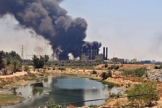 עשן מיתמר מעל תחנת הכוח בעזה לאחר פגיעת טילים ישראלים. 29 יולי 2014. (תמונה: UN) 