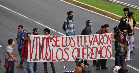 הפגנה במקסיקו לאחר היעלמות 43 הסטודנטים. בשלט כתוב "חיים לקחתם אותם, חיים אנחנו רוצים אותם". (Rodrigo Barquera, םליקר CC BY-NC-SA 2.0)